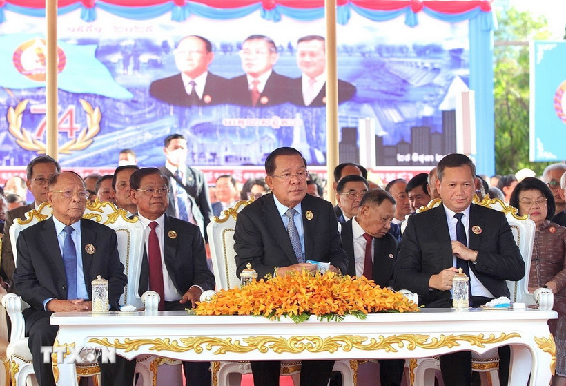 Lễ kỷ niệm 74 năm thành lập CPP diễn ra dưới sự chủ trì của Chủ tịch CPP Samdech Techo Hun Sen (giữa), Chủ tịch danh dự CPP Samdech Heng Samrin (trái) và Phó Chủ tịch CPP Samdech Thipadei Hun Manet. (Ảnh: Quang Anh/TTXVN)