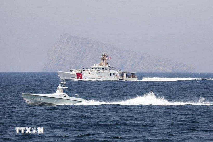Tàu di chuyển tại Eo biển Hormuz. (Ảnh: IRNA/TTXVN)