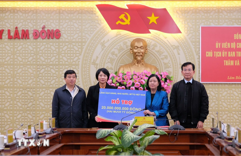 Bà Bùi Thị Minh Hoài trao 20 tỷ đồng của Ủy ban Trung ương Mặt trận Tổ quốc Việt Nam cho tỉnh Lâm Đồng khắc phục thiệt hại do thiên tai, mưa lũ. (Ảnh: Nguyễn Dũng/TTXVN)