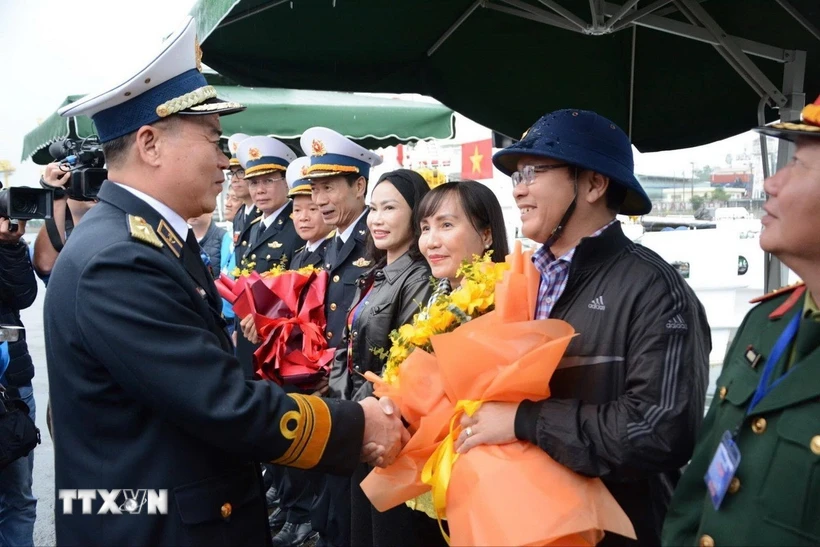 Chuẩn Đô đốc Nguyễn Đăng Tiến, Bí thư Đảng ủy, Chính ủy Vùng 3 Hải quân tặng hoa đoàn công tác. (Ảnh: Văn Dũng/TTXVN)