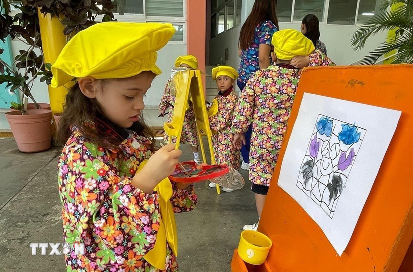 Một bé gái trong tiết học vẽ tranh tại Hệ thống giáo dục mầm non Cendi. (Ảnh: TTXVN phát)