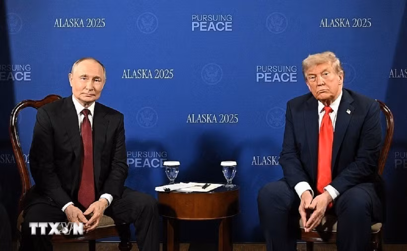 Tổng thống Nga Vladimir Putin (trái) trong cuộc họp với Tổng thống Mỹ Donald Trump tại Căn cứ Elmendorf-Richardson ở Anchorage, bang Alaska (Mỹ) ngày 15/8. (Ảnh: THX/TTXVN)
