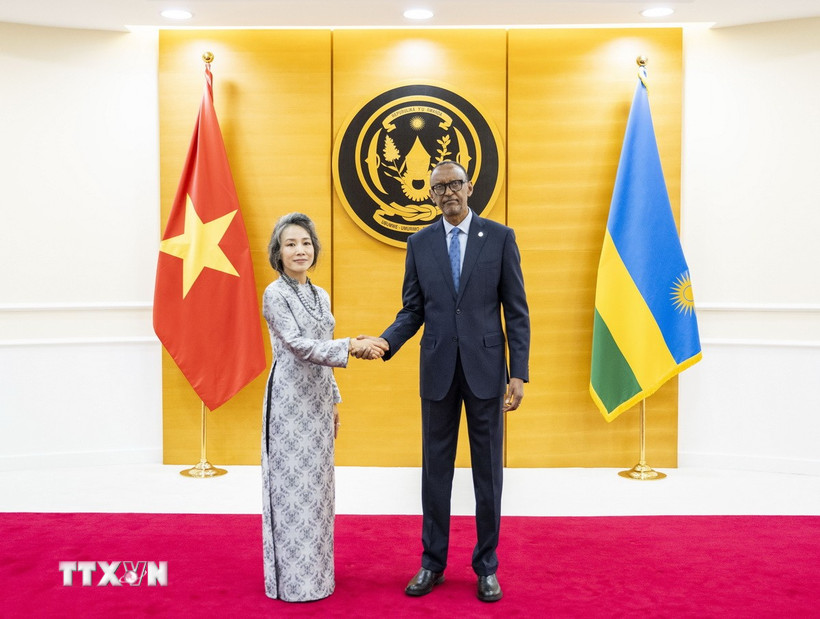 Đại sứ Vũ Thanh Huyền chụp ảnh cùng Tổng thống Cộng hòa Rwanda Paul Kagame. (Ảnh: TTXVN phát)