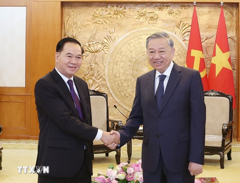 Tổng Bí thư Tô Lâm tiếp Bí thư Trung ương Đảng, Chánh Văn phòng Trung ương Đảng Nhân dân Cách mạng Lào Thongsalith Mangnomek. (Ảnh: Thống Nhất/TTXVN)