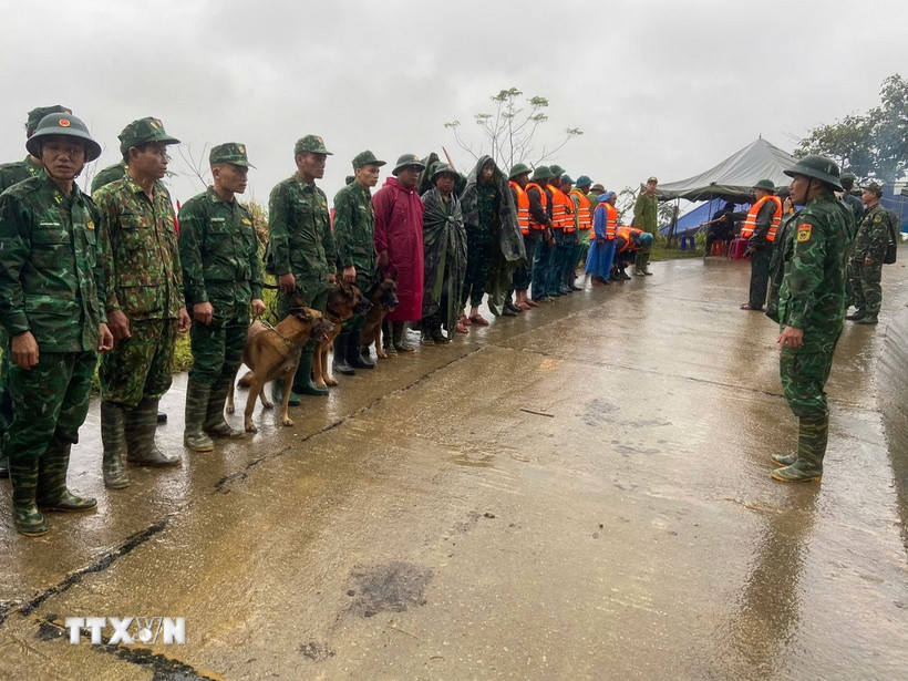 Triển khai lực lượng tìm kiếm nạn nhân mất tích trong vụ sạt lở ở xã biên giới Hùng Sơn với sự hỗ trợ của chó nghiệp vụ. (Ảnh: Bộ Tư lệnh Quân khu 5/TTXVN phát)