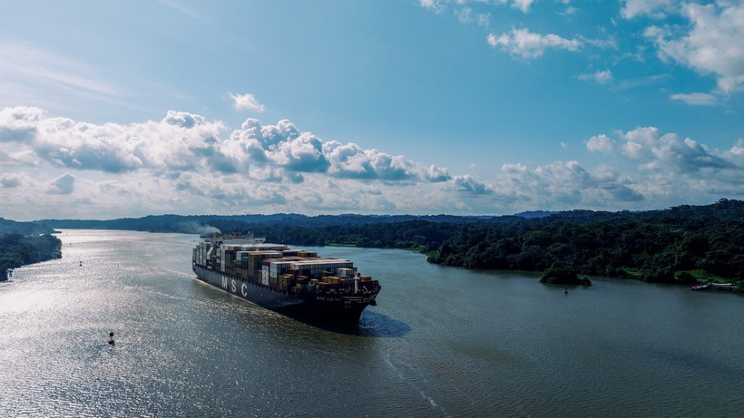 Tàu hàng di chuyển qua kênh đào Panama. (Ảnh: THX/TTXVN)