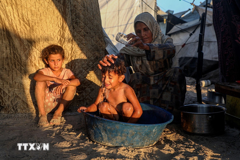 Người dân Palestine tại trại tị nạn ở Gaza. (Ảnh: THX/TTXVN)