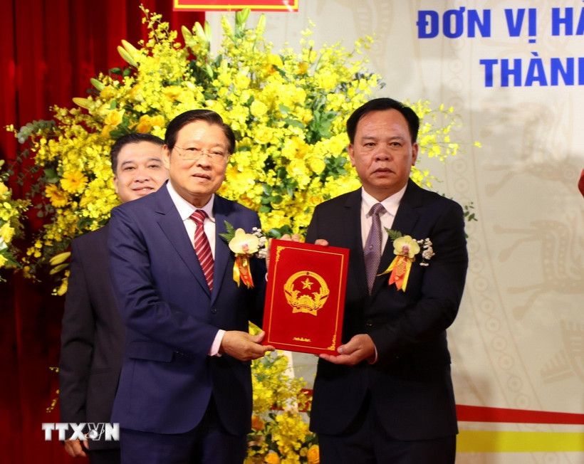 Ông Phan Đình Trạc (trái) trao Quyết định của Thủ tướng Chính phủ chỉ định ông Võ Tấn Đức, Phó Bí thư Tỉnh ủy, giữ chức Chủ tịch UBND tỉnh Đồng Nai (mới). (Ảnh: Sỹ Tuyên/TTXVN)