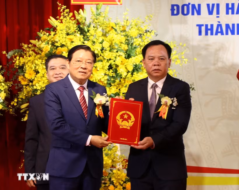 Ông Phan Đình Trạc (trái) trao Quyết định của Thủ tướng Chính phủ chỉ định ông Võ Tấn Đức, Phó Bí thư Tỉnh ủy, giữ chức Chủ tịch UBND tỉnh Đồng Nai (mới). (Ảnh: Sỹ Tuyên/TTXVN)
