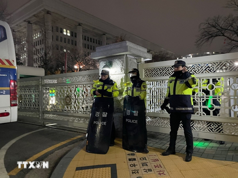Cảnh sát được triển khai bên ngoài tòa nhà Quốc hội Hàn Quốc ở Seoul. (Ảnh: Kyodo/TTXVN)