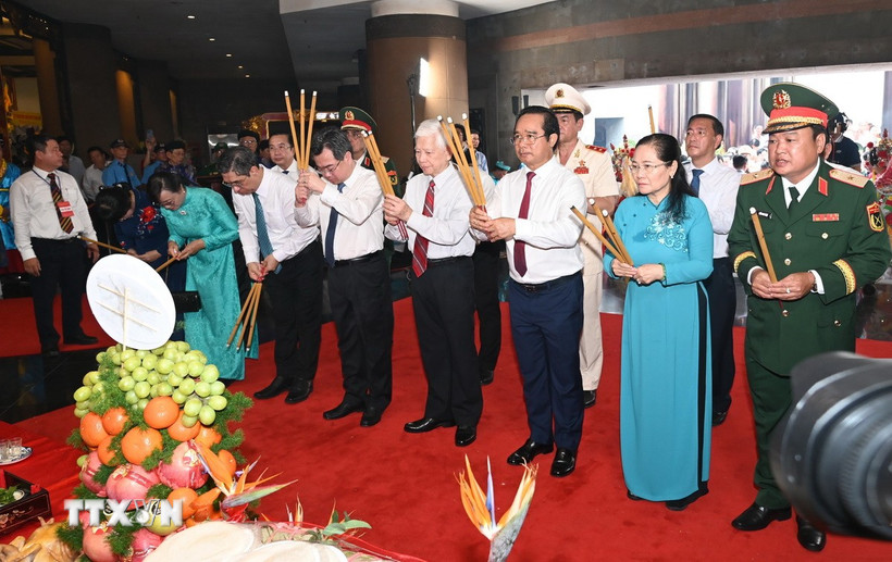 Lãnh đạo Thành phố Hồ Chí Minh thực hiện nghi thức dâng lễ lên Quốc tổ Hùng Vương. (Ảnh: Trung Tuyến/TTXVN)