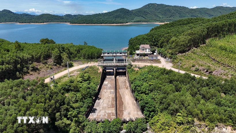 Tràn xả lũ Dốc Miếu đã cơ bản hoàn thành việc nâng cấp, sửa chữa hệ thống cơ khí. (Ảnh: Hữu Quyết/TTXVN)