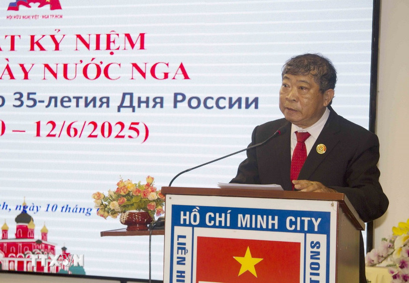 Ông Hoàng Minh Nhân, Chủ tịch Hội hữu nghị Việt Nam-Nga Thành phố Hồ Chí Minh, phát biểu chúc mừng. (Ảnh: Xuân Khu/TTXVN)