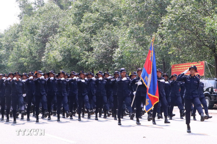 Đội hình Quân đội Hoàng gia Campuchia diễn tập tham gia diễu binh tại Lễ kỷ niệm 50 năm Ngày Giải phóng miền Nam, thống nhất đất nước của Việt Nam. (Ảnh: Văn Hướng/TTXVN)