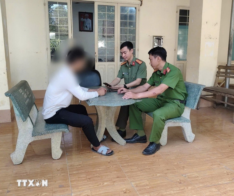 Anh Điểu Th. trình bày sự việc với cán bộ Công an xã Tân Hưng. (Ảnh: TTXVN phát)