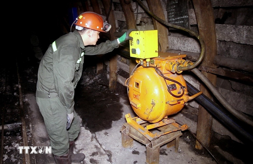 Kiểm tra thiết bị giám sát khí mỏ ở Công ty 35 - Tổng Công ty Đông Bắc. (Ảnh: TTXVN phát)