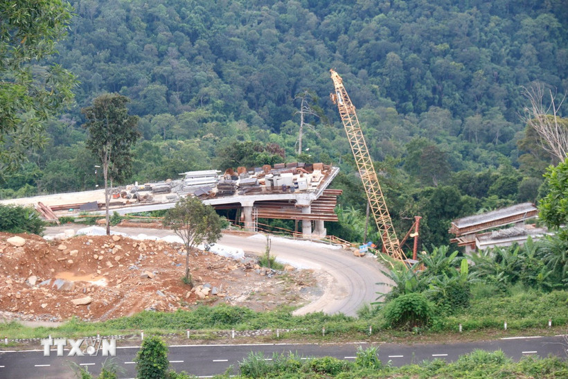 Đơn vị triển khai thi công cầu cạn mở rộng các khúc cua đèo dốc trên đèo Đại Ninh, thuộc dự án nâng cấp Quốc lộ 28B. (Ảnh: Nguyễn Thanh/TTXVN)