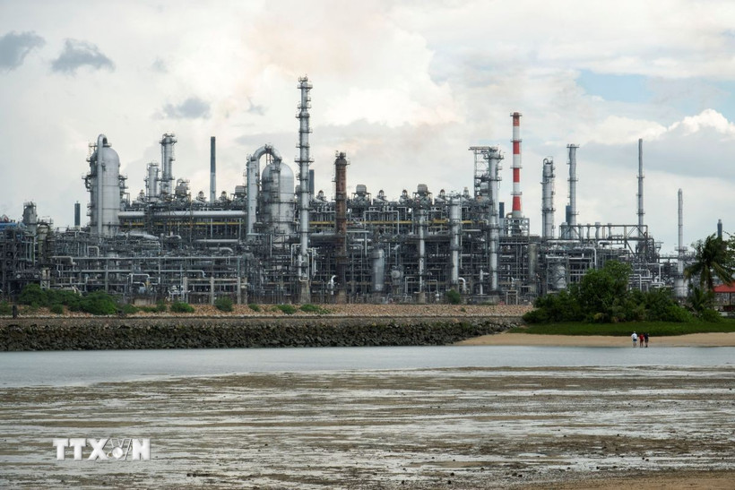 Nhà máy lọc dầu tại Pulau Bukom, Singapore. (Ảnh: THX/TTXVN)