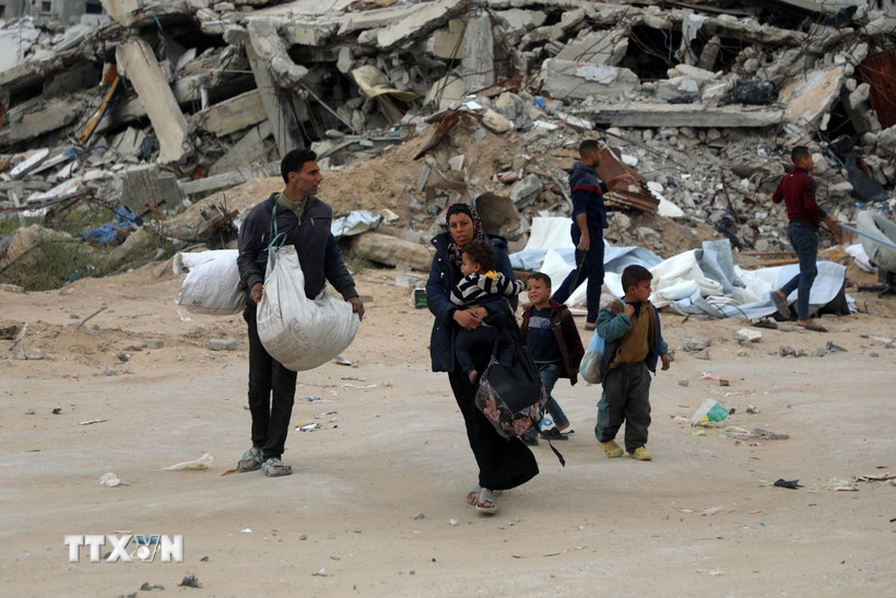 Người dân sơ tán tránh xung đột tại thị trấn Beit Lahia, Dải Gaza. (Ảnh: THX/TTXVN)