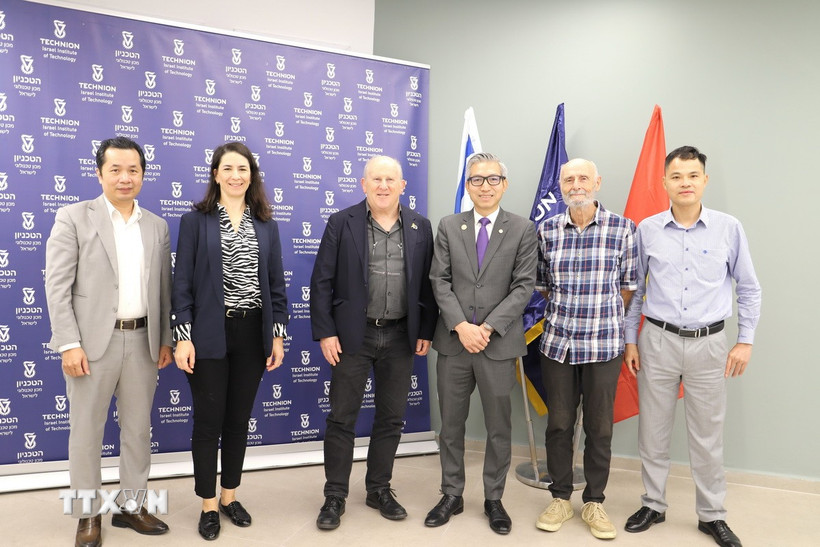 Đại sứ Việt Nam tại Israel Lý Đức Trung (thứ 3, phải sang) và Phó Chủ tịch phụ trách Nghiên cứu của Đại học Technion, Giáo sư Noam Adir (thứ 3, trái sang) tại buổi làm việc. (Ảnh: Thanh Bình/TTXVN)