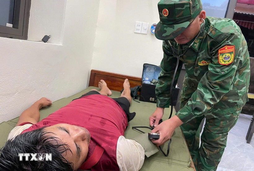 Quân y đơn vị khám, kiểm tra sức khỏe cho một thuyền viên. (Ảnh: TTXVN phát)