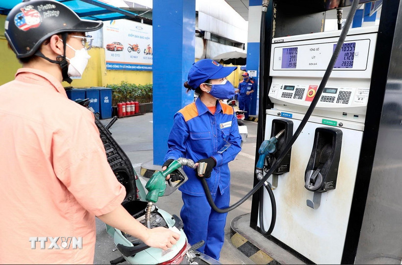 Mua bán xăng dầu tại một điểm kinh doanh của Petrolimex. (Ảnh: Trần Việt/TTXVN)