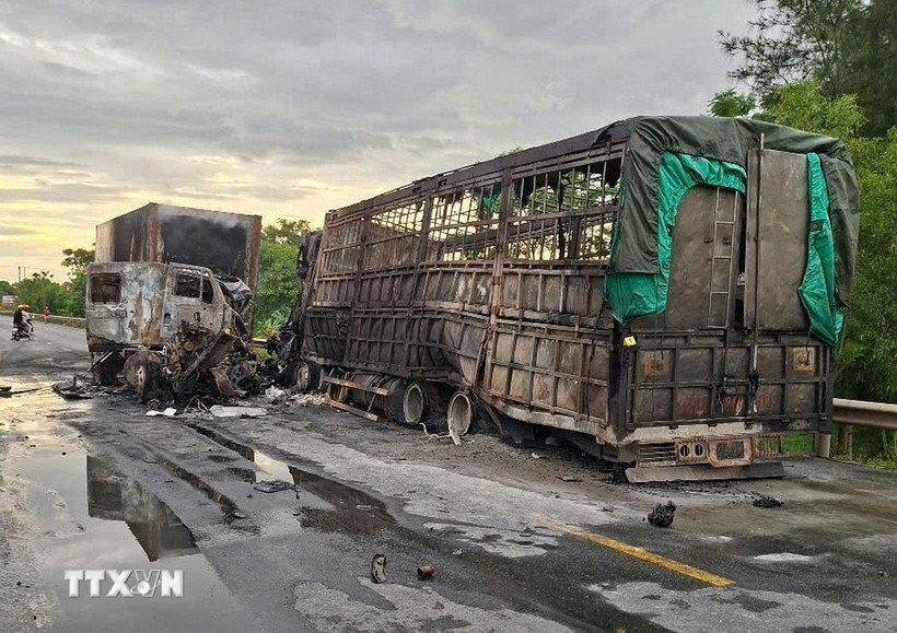 Hiện trường vụ tai nạn khiến xe container và xe tải bốc cháy, 1 người tử vong và 1 người bị thương nặng. (Ảnh: TTXVN phát)