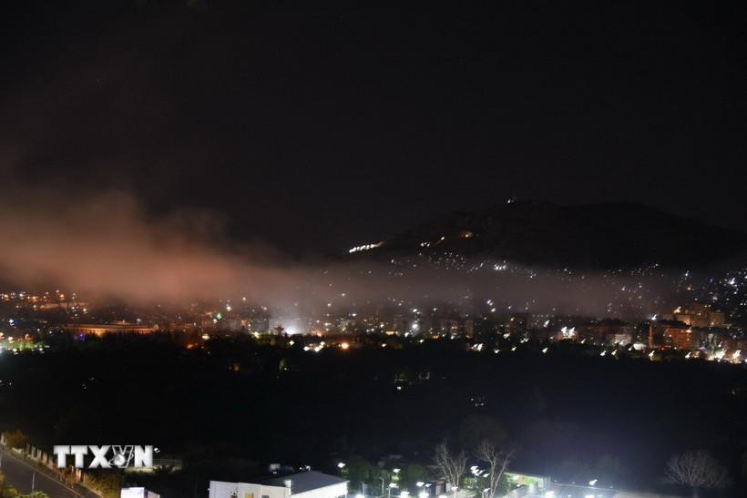 Khói bốc lên sau vụ không kích của Israel xuống thủ đô Damascus, Syria ngày 3/5. (Ảnh: THX/TTXVN)