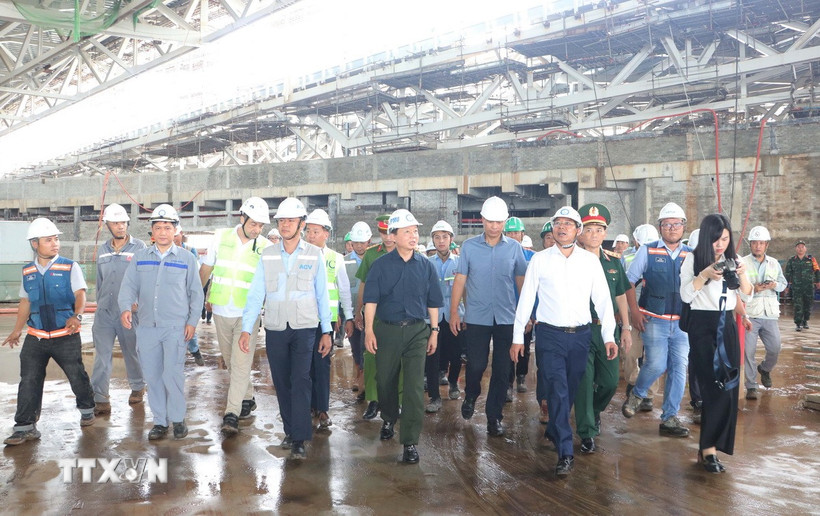 Phó Thủ tướng Trần Hồng Hà kiểm tra công trường sân bay Long Thành. (Ảnh: Công Phong/TTXVN)