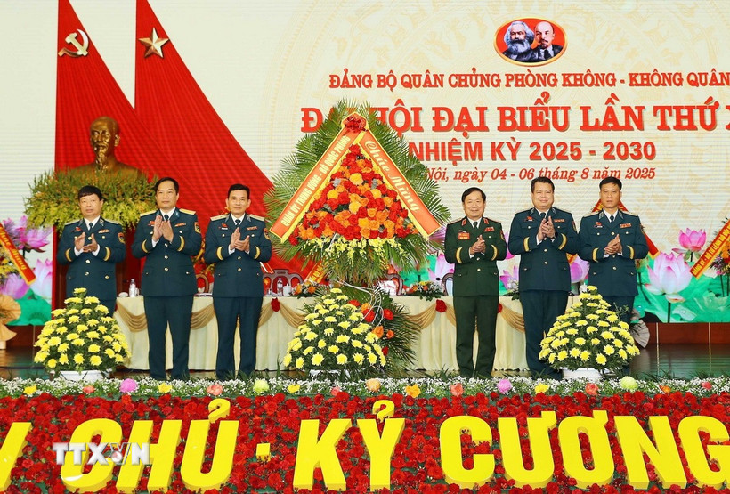 Thượng tướng Lê Huy Vịnh chúc mừng Đại hội. (Ảnh: Trọng Đức/TTXVN)