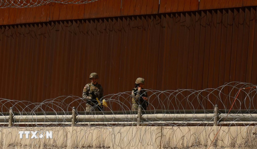Lực lượng biên phòng Mỹ gác tại khu vực bức tường biên giới với Mexico. (Ảnh: Reuters/TTXVN)