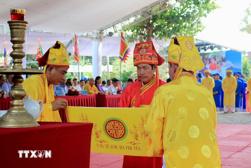 Chánh tế đọc văn tế tưởng nhớ ân đức của Bà Phi Yến, cũng như cầu cho quốc thái dân an, mưa thuận gió hòa. (Ảnh: TTXVN phát)