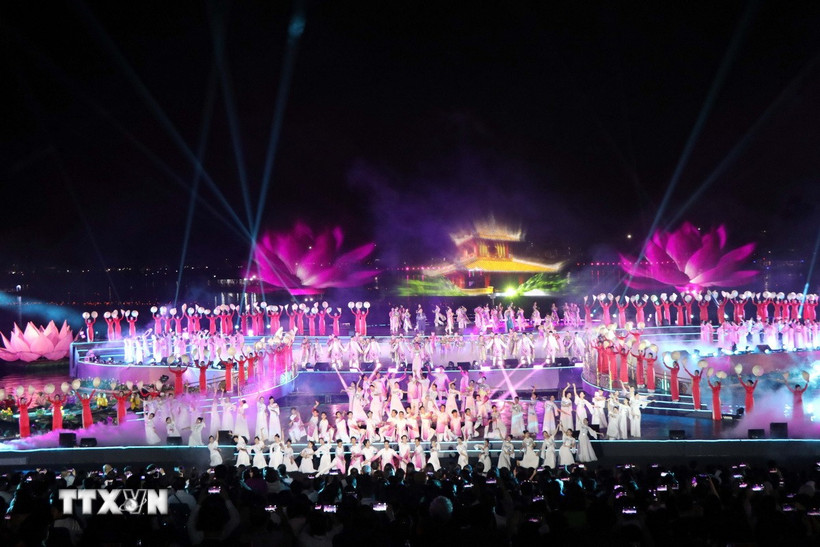 Tiết mục nghệ thuật trong lễ khai mạc Năm Du lịch quốc gia - Huế 2025. (Ảnh: Đỗ Trưởng/TTXVN)