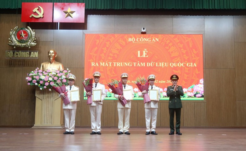 Bộ trưởng Lương Tam Quang trao Quyết định thành lập Trung tâm Dữ liệu quốc gia. (Ảnh: Công an cung cấp)