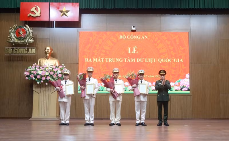 Bộ trưởng Lương Tam Quang trao Quyết định thành lập Trung tâm Dữ liệu quốc gia. (Ảnh: Công an cung cấp)