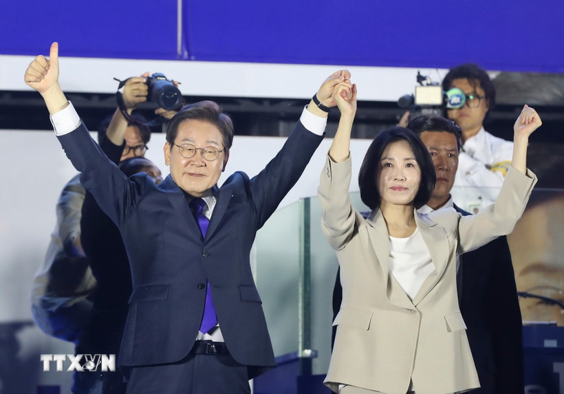 Ông Lee Jae-myung (trái) mừng chiến thắng sau khi đắc cử Tổng thống Hàn Quốc. (Ảnh: YONHAP/TTXVN)