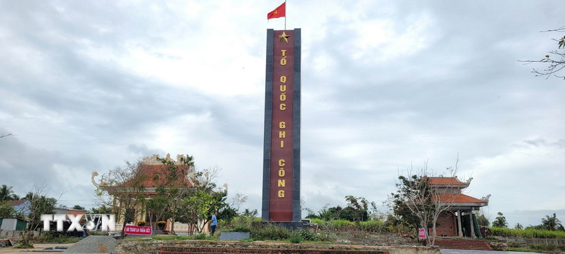 Hai cánh kỳ đài thuộc Dự án Bảo tồn, tôn tạo di tích Khu tưởng niệm liệt sỹ Tú Thủy, xã Tú An (thị xã An Khê, tỉnh Gia Lai) đã được tháo dỡ sau sự cố hư hỏng. (Ảnh: Hoài Nam/TTXVN)