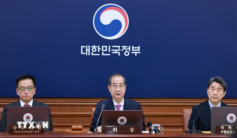 Quyền Tổng thống Hàn Quốc Han Duck-soo (giữa) chủ trì cuộc họp nội các về bầu cử tại Seoul. (Ảnh: Yonhap/TTXVN)
