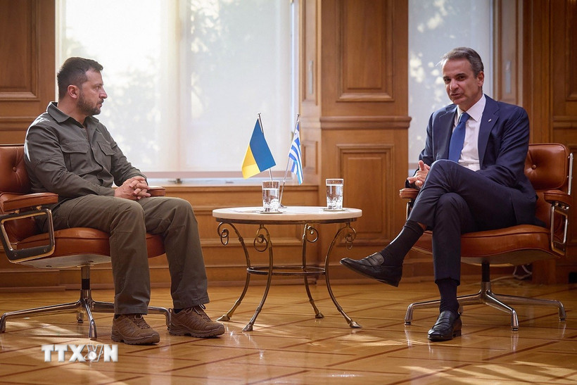 Thủ tướng Hy Lạp Kyriakos Mitsotakis (phải) và Tổng thống Ukraine Volodymyr Zelensky (trái) tại cuộc gặp ở Athens, ngày 21/8/2023. (Ảnh: AFP/TTXVN)