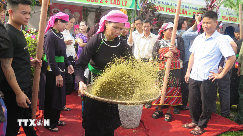 Phụ nữ Tày xã Hợp Thành sàng cốm - công đoạn không thể thiếu trong quá trình làm cốm. (Ảnh: Hương Thu/TTXVN)