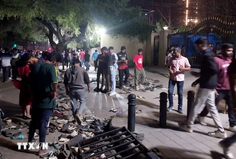 Hiện trường vụ giẫm đạp bên ngoài sân vận động ở bang Karnataka, Ấn Độ ngày 4/6. (Ảnh: REUTERS/TTXVN)