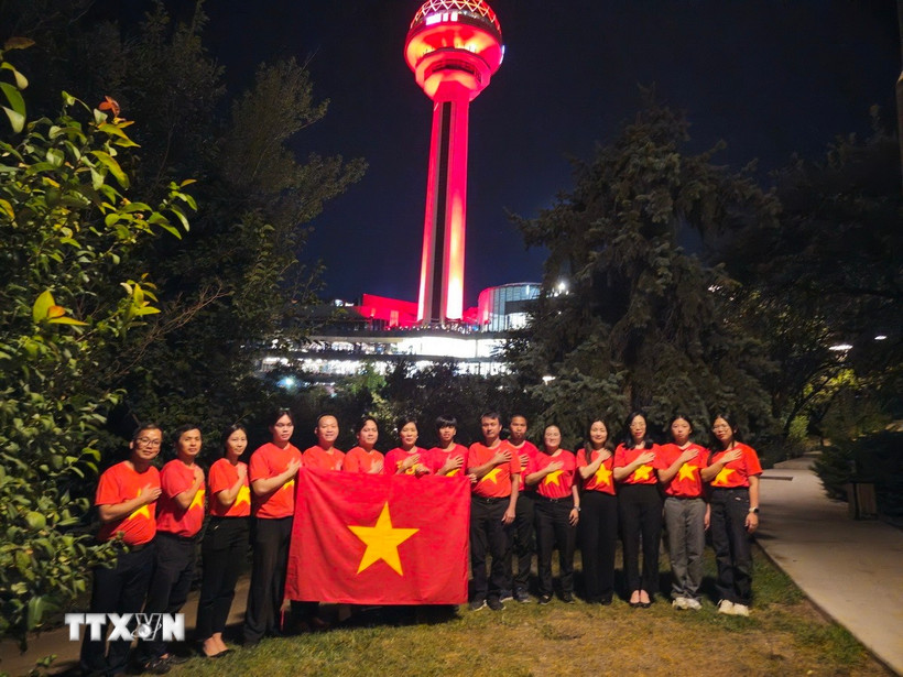 Đại sứ quán và đại diện cộng đồng người Việt tại Thổ Nhĩ Kỳ thực hiện nghi lễ chào cờ. (Ảnh: TTXVN phát)