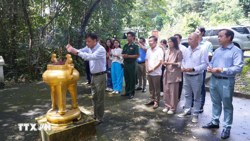 Các đại biểu dâng hương tri ân các Anh hùng liệt sỹ tại Bia Thông tấn xã Giải phóng. (Ảnh: Thanh Tân/TTXVN)