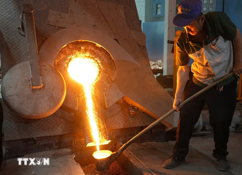 Công nhân làm việc tại nhà máy sản xuất đồng ở tỉnh Hà Bắc, Trung Quốc. (Ảnh: THX/TTXVN)