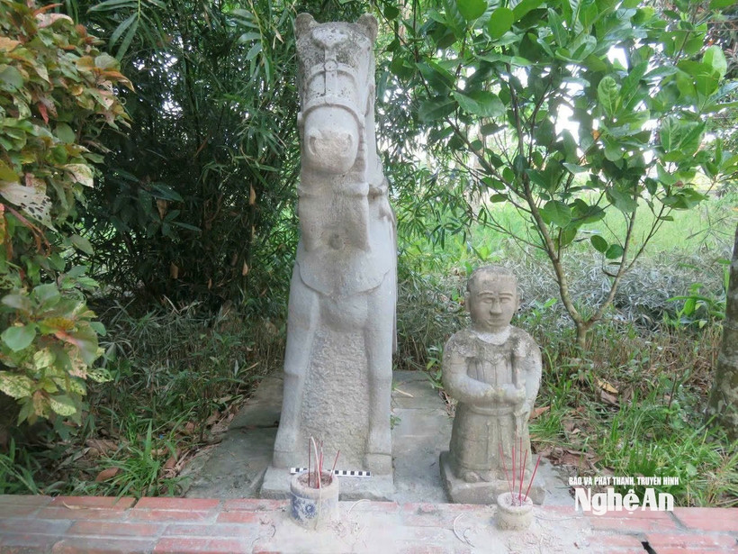 Tượng quản mã trước khi bị mất trộm. (Ảnh tư liệu của Ban quản lý Di tích Nghệ An)