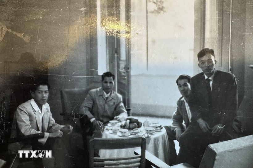 Ảnh chụp ông Phan Lai (ngoài cùng bên phải) cùng những người bạn Nhật Bản và Việt Nam trong thời gian làm việc tại Hà Nội. (Ảnh: Phạm Tuân/TTXVN)