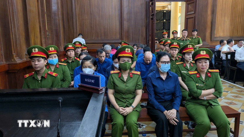 Bị cáo Lê Thúy Hằng (cựu Tổng Giám đốc SJC, người đeo khẩu trang, hàng đầu) bị tuyên mức án 25 năm tù. (Ảnh: TTXVN phát)
