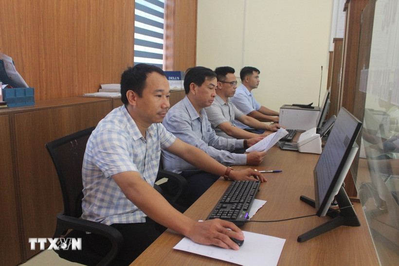 Các cán bộ được biệt phái đã dần ổn định cuộc sống, quyết tâm gắn bó và đồng hành cùng với chính quyền xã và nhân dân trong giải quyết các thủ tục hành chính. (Ảnh: Khiếu Tư/TTXVN)