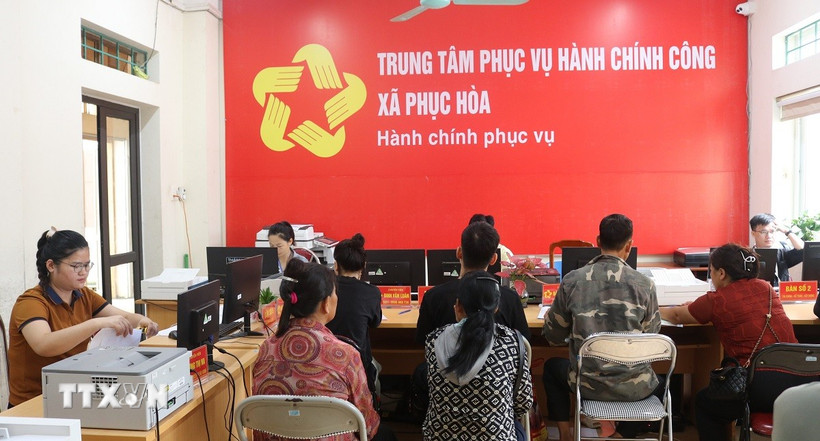 Người dân làm thủ tục hành chính tại Trung tâm phục vụ hành chính công xã Phục Hòa, tỉnh Cao Bằng. (Ảnh: Chu Hiệu/TTXVN)