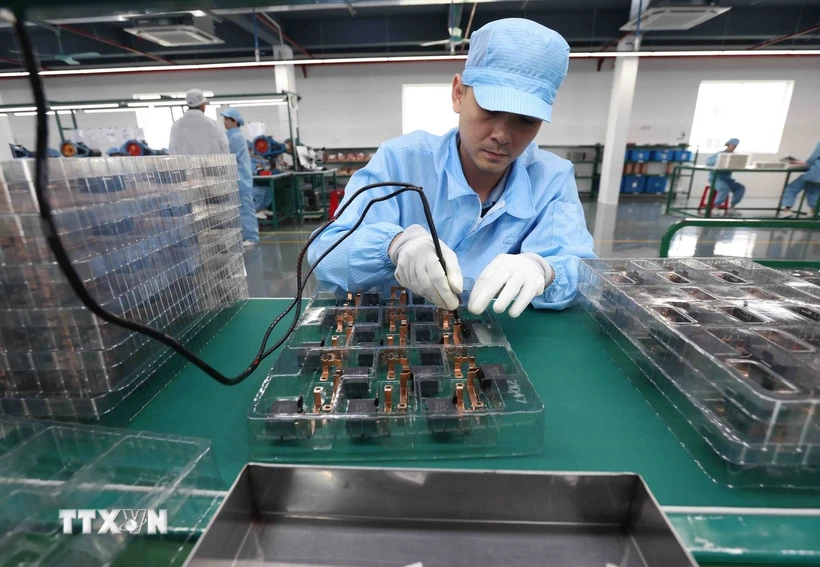 Sản xuất linh kiện điện tử xuất khẩu tại Khu công nghiệp Tứ Hạ, thị xã Hương Trà, thành phố Huế. (Ảnh: Vũ Sinh/TTXVN)
